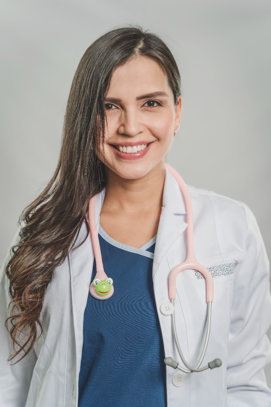 Profesional médico digitalizando información